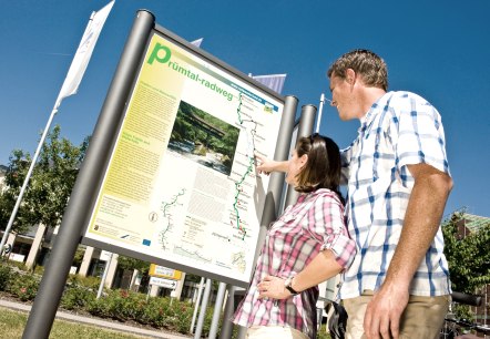 Radfahrer informieren sich auf der Karte an der Tourist Information Irrel, © Felsenland-suedeifel/E.Wagner