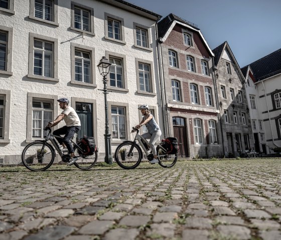 Two cyclists in Aachen-Kornelimünster, © Eifel Tourismus GmbH, Dennis Stratmann