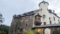 Eingang Burg Neuerburg, © Felsenland Südeifel Tourismus GmbH, Anna Carina Krebs