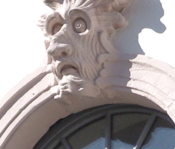 Maske an der Fassade von Schloss Weilerbach, © Felsenland Südeifel Tourismus
