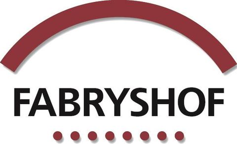 L'image montre un logo avec l'inscription "FABRYSHOF". Au-dessus du texte, il y a un élément rouge et incurvé.