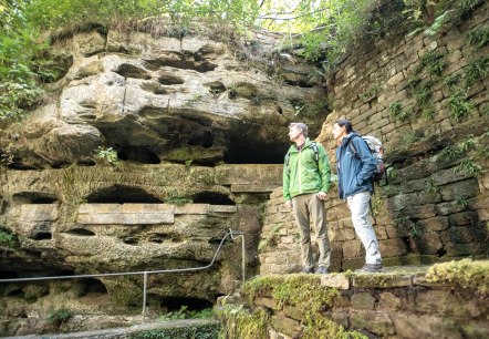 Imposante Felsw&auml;nde am Felsenweiher Ernzen, &copy; Eifel Tourismus GmbH, Dominik Ketz