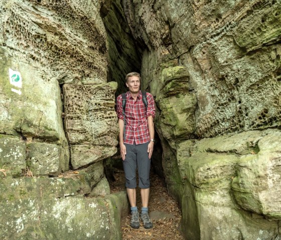 Het wordt krap in de Mandrackpassage bij Felsenweg 3, © Eifel Tourismus GmbH, D. Ketz