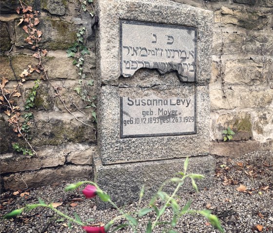 Gravestone at the Jewish cemetery, © Felsenland Südeifel Tourismus GmbH, A. C. Krebs