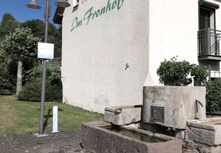 Ladestation Mettendorf neben Restaurant Im Fronhof, © Felsenland Südeifel Tourismus GmbH