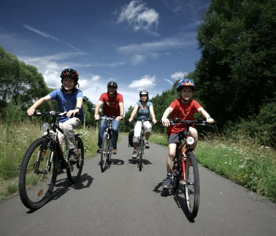 Piste cyclable Eifel-Ardennes : idéale pour une randonnée à vélo avec des enfants, © Eifel Tourismus GmbH/intention