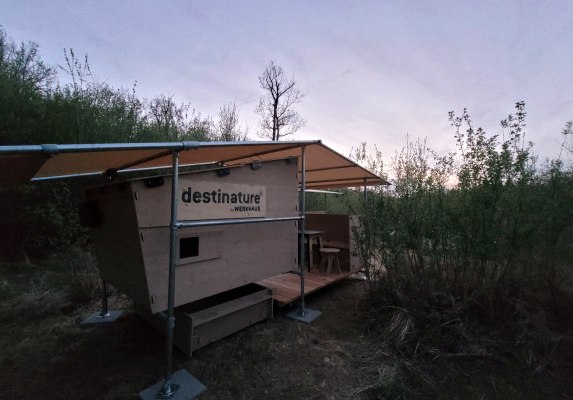 Die destinature Mini-Hütte im Dinopark: Wenn die Dämmerung kommt, wird es ruhig.