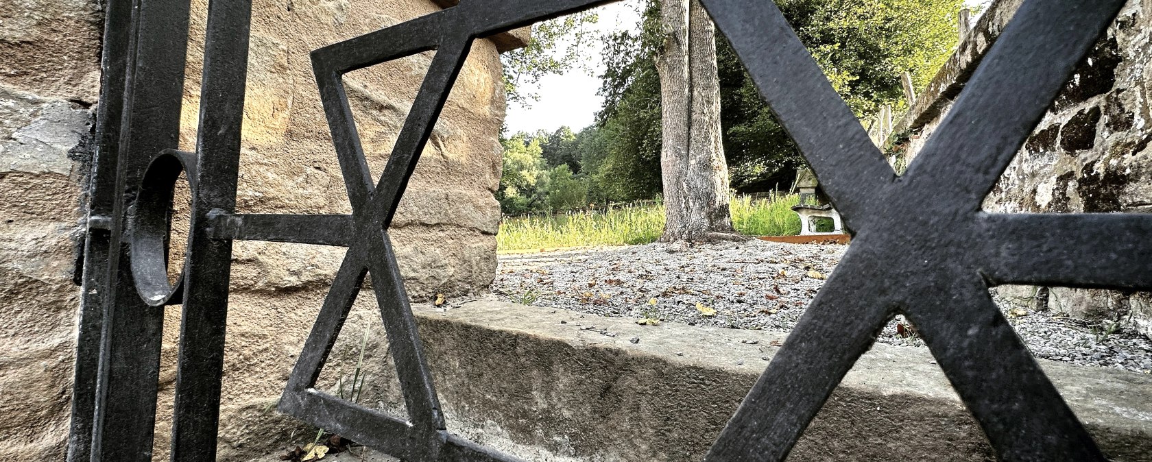 Cimetière juif, entrée, © Felsenland Südeifel Tourismus GmbH, A. C. Krebs