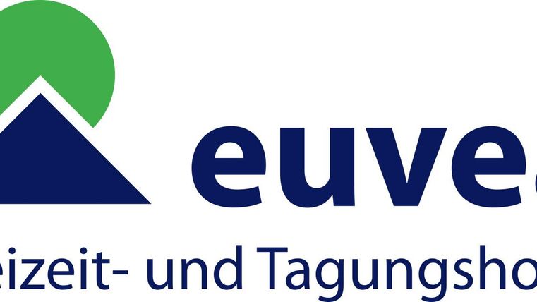 Ein Logo des euvea Freizeit- und Tagungshotels. Es zeigt einen stilisierten Berg und verbindet Freizeit mit Geschäftlichkeit.