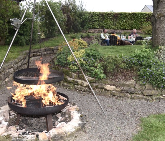 Barbecue dans le jardin
