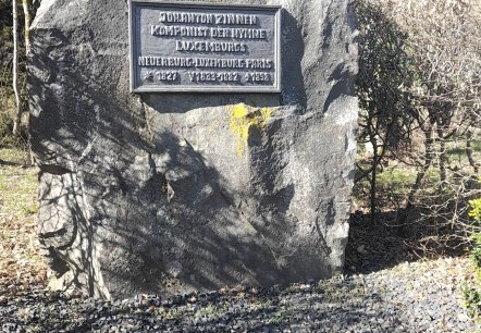 Gedenkstein mit Inschrift, © Felsenland Südeifel Tourismus GmbH