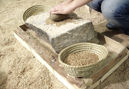 Getreide mahlen wie in der Steinzeit, &copy; Felsenland S&uuml;deifel Tourismus GmbH