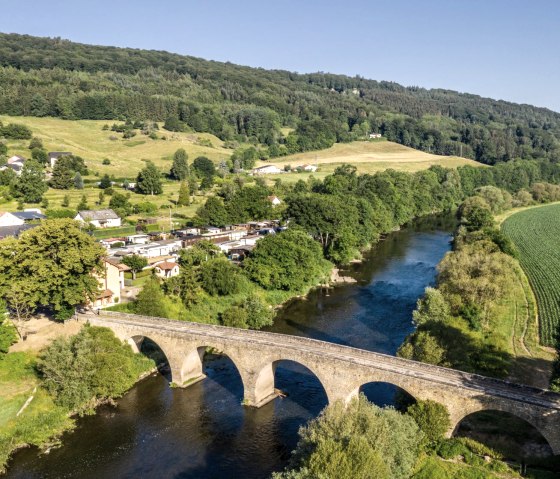 Uitzicht op het dorp Dillingerbrück aan de Felsenweg 2, © Eifel Toursimus GmbH, D. Ketz