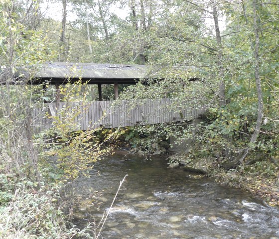 Grâce à un pont de randonnée, on peut traverser l'Enz à pied sec., © Felsenland Südeifel Tourismus GmbH, Christian Calonec-Rauchfuss