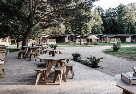 destinature-Dorf-Suedeifel-Bistro-Terrasse-vor-Blo, &copy; destinature