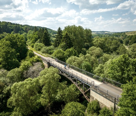 Het Kyll-fietspad voert ook over bruggen, zoals hier bij Stadtkyll, © Eifel Tourismus GmbH, Dominik Ketz