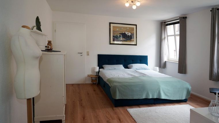 Das große Schlafzimmer verfügt über ein Kingsize-Bett (180 x 200 cm).