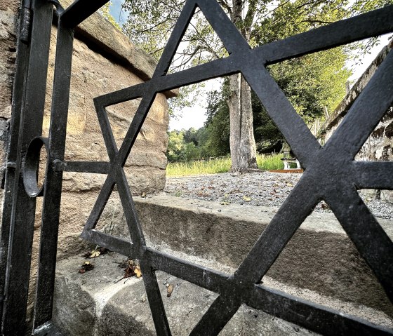 Jewish cemetery entrance area, © Felsenland Südeifel Tourismus GmbH, A. C. Krebs