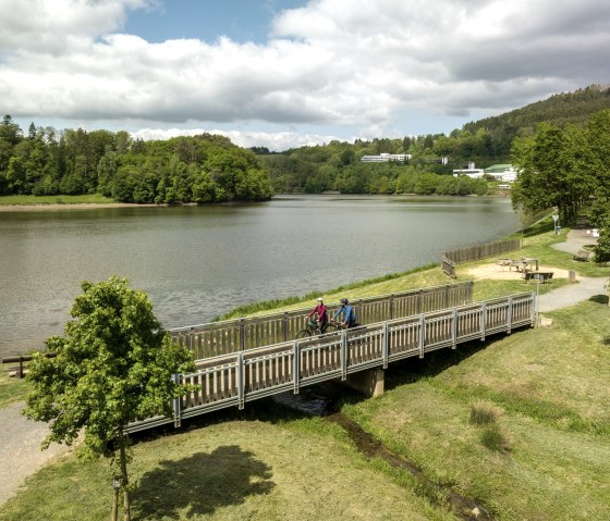 La piste cyclable de Pr&uuml;m passe devant le lac de barrage de Bitburg pr&egrave;s de Biersdorf, &copy; Eifel Tourismus GmbH, Dominik Ketz