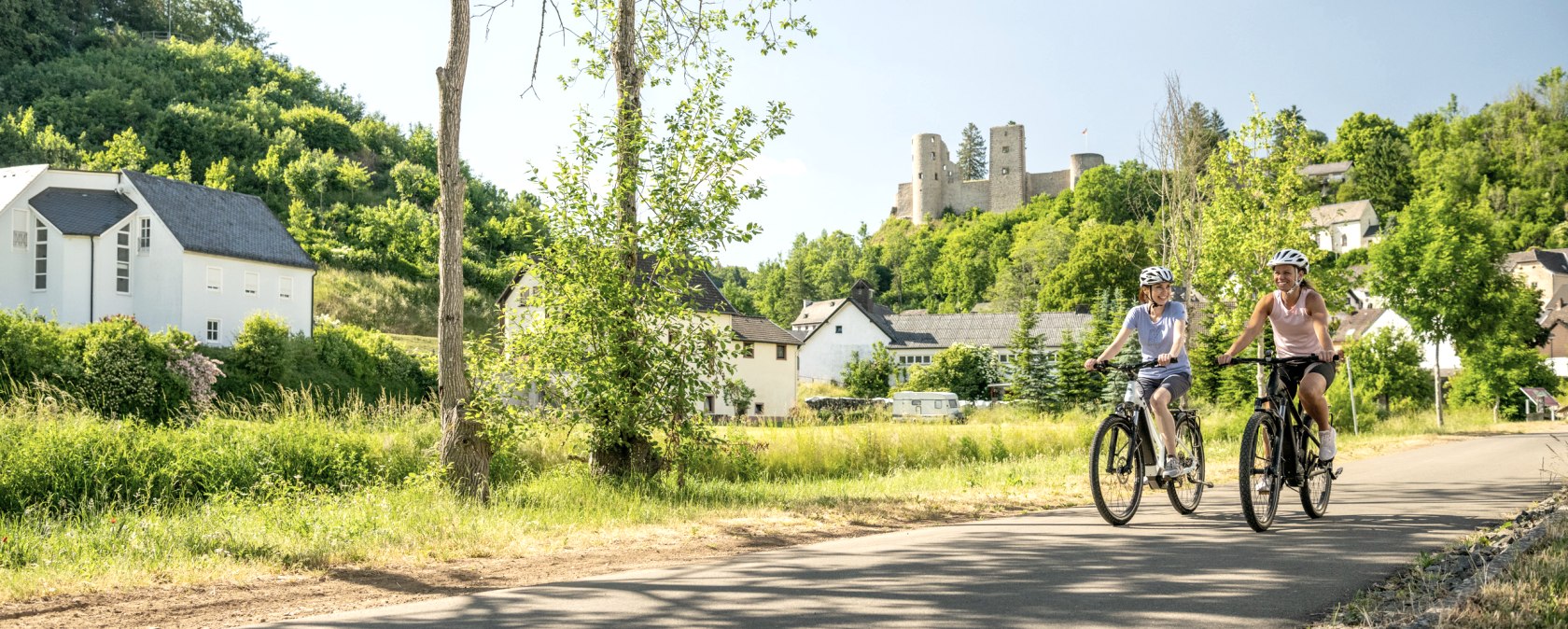 Nims-Radweg mit Burg Schönecken im Hintergrund, © Eifel Tourismus GmbH, Dominik Ketz