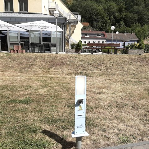 Station de recharge derrière l'hôtel Euvea Neuerburg, © Felsenland Südeifel Tourismus GmbH