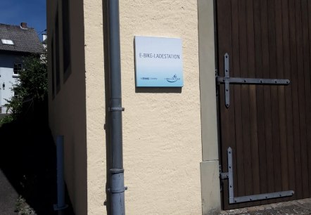 Hinweis und Ladestation am "Sprutzenhous", © Felsenland Südeifel Tourismus GmbH