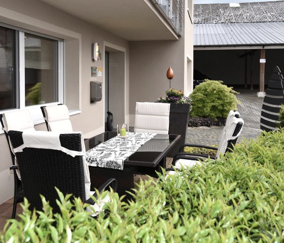 Terrasse dans le jardin de devant