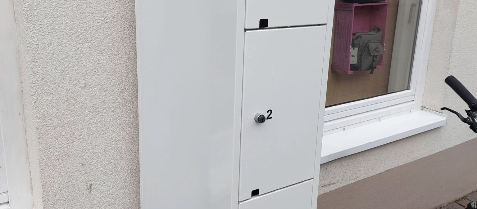 E-Bike Ladestation bei Tourist Infopunkt Neuerburg, © Felsenland Südeifel Tourismus GmbH