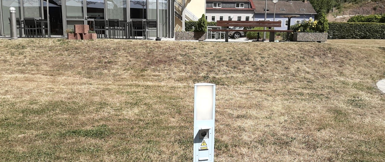 Ladestation hinter Hotel Euvea Neuerburg, © Felsenland Südeifel Tourismus GmbH