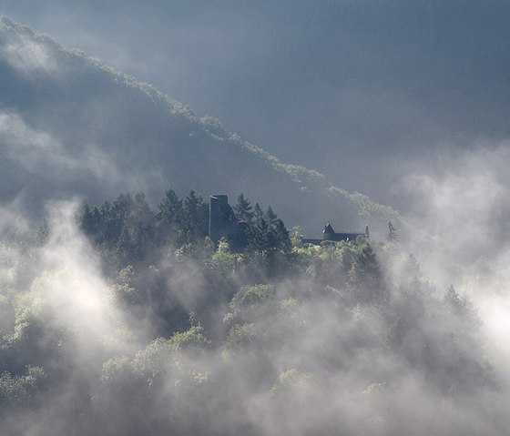 Le château de Falkenstein sur la Nat'Our Route 4, © Naturpark Südeifel, V. Teuschler