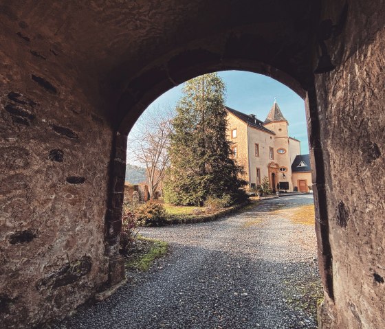 Vue à travers la porte, château de Roth, © Felsenland Südeifel Tourismus GmbH, AC Krebs