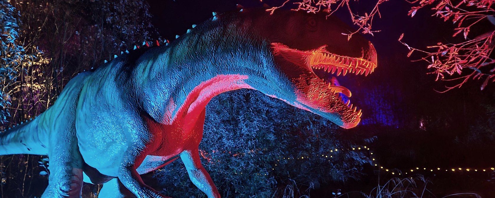 Allosaurus in magischem Licht, © Dinosaurierpark Teufelsschlucht, Foto Elke Wagner