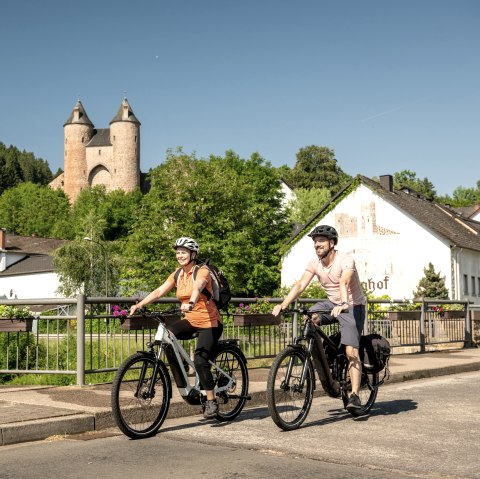 Piste cyclable du Kyll, Mürlenbach avec château de Bertrada, © Eifel Tourismus GmbH, Dominik Ketz