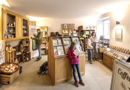 Abteihof Bollendorf - Innenansicht mit Shop, © Eifel Tourismus GmbH, Dominik Ketz