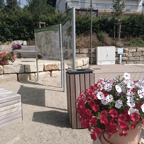 E-Bike Ladestation Dorfplatz Echternacherbrück 2, © Elke Wagner, Felsenland Südeifel Tourismus GmbH