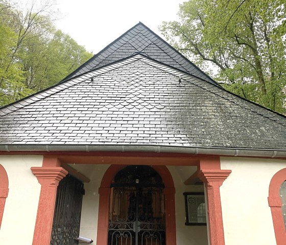 Exterior view of the Kreuzkapelle, © Felsenland Südeifel Tourismus GmbH / Anna Carina Krebs