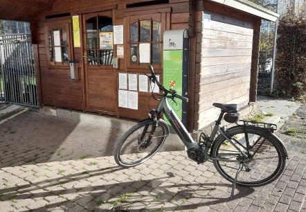 E-Bike Ladestation am Schwimmbad Körperich, © Felsenland Südeifel Tourismus GmbH
