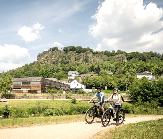Kyll fietspad in Gerolstein. met de Dolomieten op de achtergrond, © Eifel Tourismus GmbH, Dominik Ketz