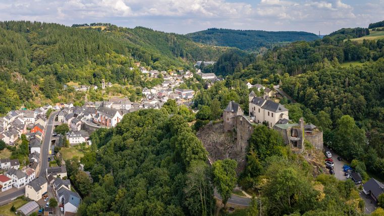 Eine ruhige Landschaft mit sanften Hügeln und grünen Wiesen. Der Himmel ist leicht bewölkt und es ist eine friedliche Atmosphäre.
