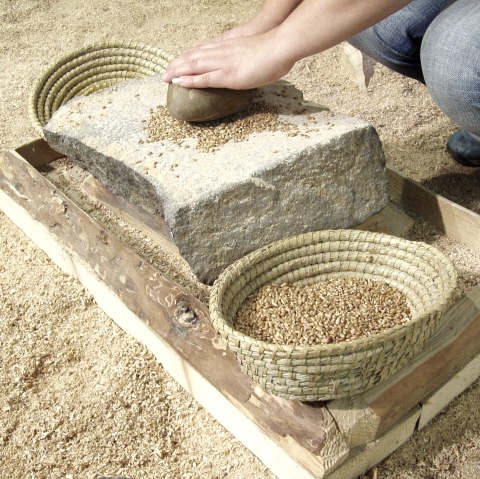 Grinding grain like in the Stone Age, © Felsenland Südeifel Tourismus GmbH