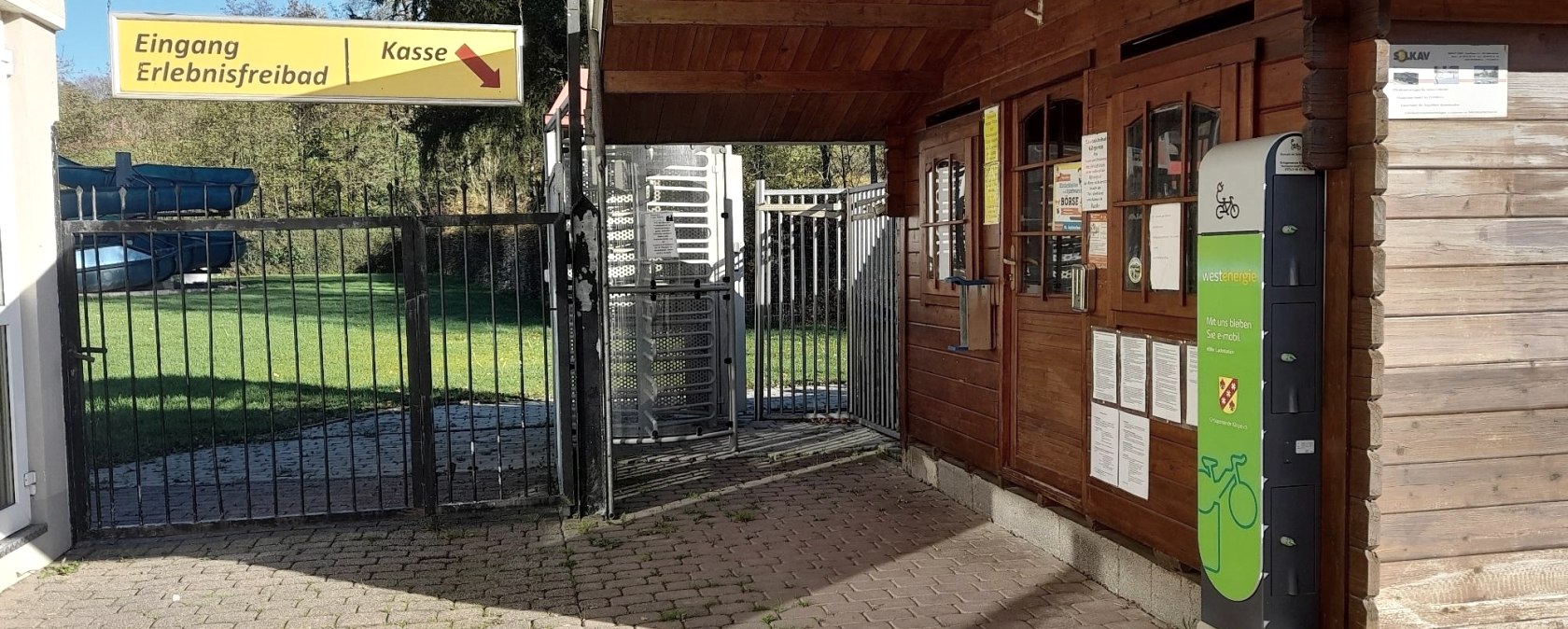 Ladestation Schwimmbad K&ouml;rperich, &copy; Felsenland S&uuml;deifel Tourismus GmbH