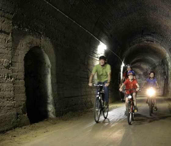 Le passage du tunnel près de Bleialf montre clairement que la piste cyclable Eifel-Ardennes était à l'origine une voie ferrée., © Eifel Tourismus GmbH/intention