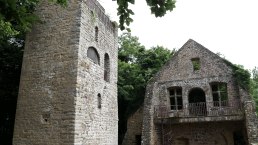 Die Ruine der Pr&uuml;merburg oberhalb von Pr&uuml;mzurlay, &copy; Felsenland S&uuml;deifel Tourismus GmbH