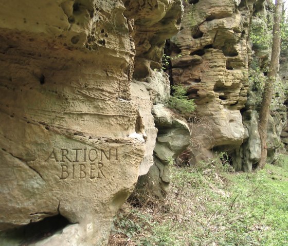 Inschrift ARTIONI BIBER in den Schweinest&auml;llen, &copy; Felsenland S&uuml;deifel Tourismus