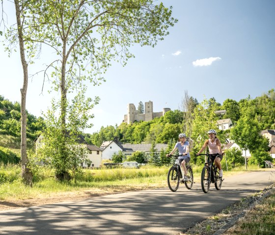 Nims cycle path with Schönecken Castle in the background, © Eifel Tourismus GmbH, Dominik Ketz