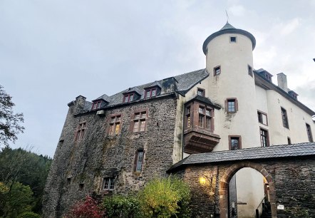 Eingang Burg Neuerburg, &copy; Felsenland S&uuml;deifel Tourismus GmbH, Anna Carina Krebs