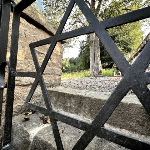 Cimetière juif, entrée, © Felsenland Südeifel Tourismus GmbH, A. C. Krebs