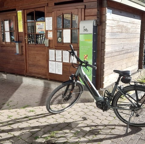 E-Bike Ladestation am Schwimmbad Körperich, © Felsenland Südeifel Tourismus GmbH