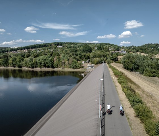 Het Kyll-fietspad loopt langs het Kronenburger meer, © Eifel Tourismus GmbH, Dennis Stratmann - finanziert durch REACT-EU