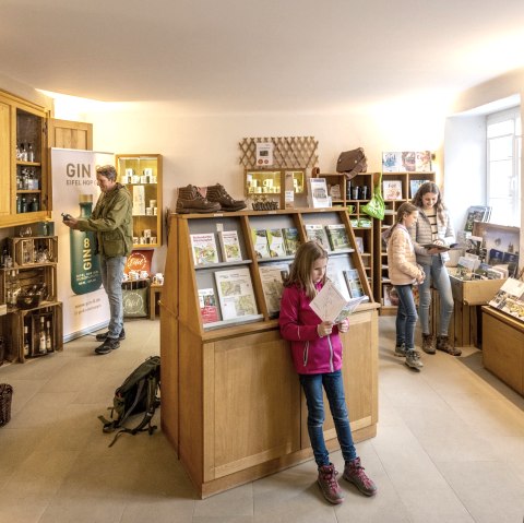 Abteihof Bollendorf - Innenansicht mit Shop, © Eifel Tourismus GmbH, Dominik Ketz